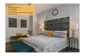 Pool Table, BBQ, Walking Distance to Local Gems